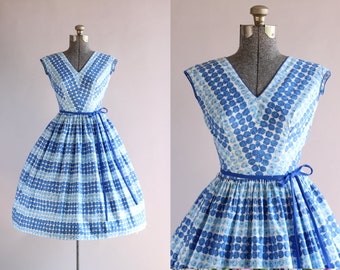 Vintage 50er Jahre Kleid / 50er Jahre Baumwollkleid / California Cottons Blue Rose Print Kleid mit Taillenkrawatte S