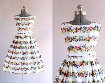 Vintage 1950s Dress / 50s Cotton Dress / Bright Floral Border Print Dress XS/S