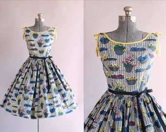 Vintage 1950s Dress / 50s Dress / Basket of Flowers and Fruit Novelty Print Dress w/ Full Skirt S