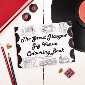 Peut inclure: Un livre de coloriage en noir et blanc intitulé "The Great Glasgow Gig Venue Coloring Book". La couverture présente des illustrations de diverses salles de concert à Glasgow, en Écosse. Le livre comprend des anecdotes amusantes sur chaque lieu.