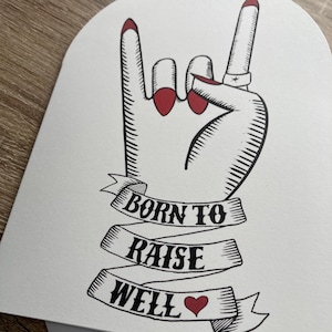 Tarjeta alternativa para el Día de la Madre "Nacido para criar bien" Tatuaje de madre de metal Cuerno de diablo Padre rockero