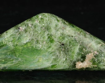 CHROME DIOPSIDE polished gem green cabochon pendant, heart chakra, chakra stone 0.45 oz #1920P
