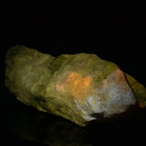 Zeldzame fluorescerende TUGTUPITE Beryllite Natuursteen 0.96 oz 3497T GROENLAND afbeelding 1