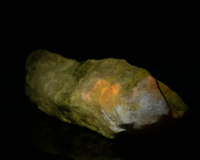 Zeldzame fluorescerende TUGTUPITE Beryllite Natuursteen 0.96 oz 3497T GROENLAND afbeelding 1