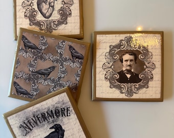 Può includere: Quattro sottobicchieri quadrati con temi di Edgar Allan Poe. Uno mostra un cuore umano in una cornice ornata, uno un ritratto di Edgar Allan Poe, uno un corvo nero con il testo NEVERMORE e uno un motivo con diversi corvi neri.