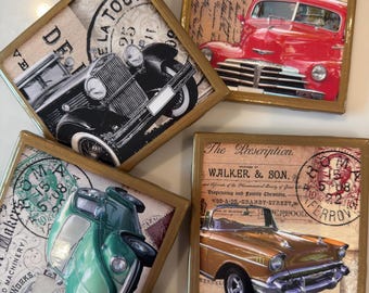 Op de afbeelding: Vier vierkante onderzetters met goudkleurige randen, elk voorzien van een illustratie van een oldtimer op een achtergrond van antieke postzegels en handschrift. De ontwerpen bevatten een zwarte, rode, groene en gouden auto met tekst.