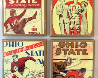 Puede incluir: Un juego de cuatro posavasos cuadrados con ilustraciones vintage de fútbol americano de Ohio State. Cada posavasos muestra gráficos históricos, incluyendo jugadores con uniformes rojos y texto, con bordes de color canela.