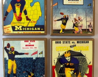 DESSOUS-VERRES ! Dessous-verres reprenant les couvertures du programme de football américain du Michigan d'antan, avec bordure dorée.