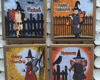 Op de afbeelding: Set van vier vierkante Halloween-onderzetters met een heks met een vlinder vleugel en een zwarte kat. De onderzetters hebben een gouden rand en een getextureerd oppervlak. De tekst op de onderzetters luidt "Wicked", "Happy Halloween", "Happy Haunting" en "Nevermore".