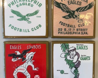 ¡POSAVASOS! Posavasos vintage con la portada del programa de fútbol americano de Filadelfia y ribete dorado antiguo.