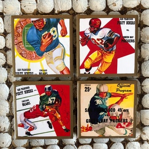 Könnte beinhalten: Vier Untersetzer im Vintage-Stil mit Bildern von Footballspielern der San Francisco Forty Niners und der Green Bay Packers. Die Untersetzer sind quadratisch und haben einen goldenen Rand. Die Bilder sind im Retro-Stil mit leuchtenden Farben und kräftigen Linien gehalten. Der Text auf den Untersetzern enthält die Teamnamen, "Offizielles Programm" und "Preis 25c".