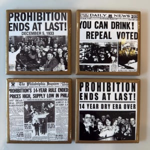 Op de afbeelding: Een set van vier vierkante onderzetters met zwart-wit historische krantenkoppen en foto's uit december 1933. De prints bevatten tekst zoals PROHIBITION ENDS AT LAST, DAILY NEWS en The Philadelphia Inquirer, met gouden randen.