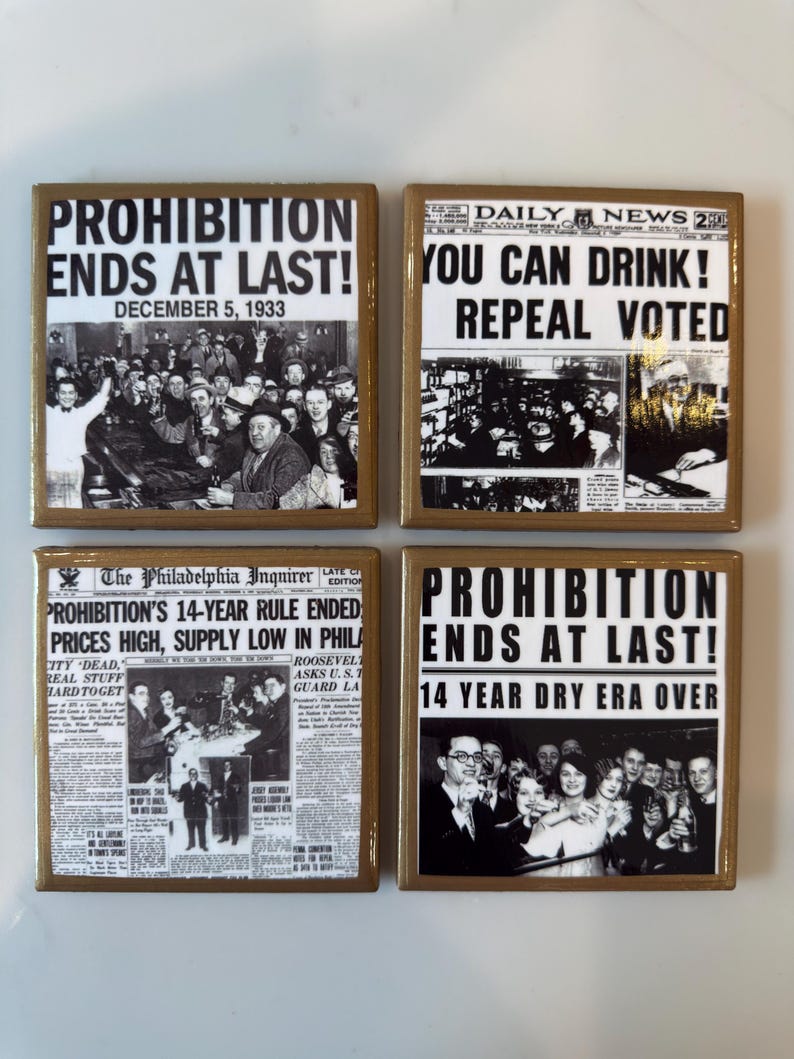 Op de afbeelding: Een set van vier vierkante onderzetters met zwart-wit historische krantenkoppen en foto's uit december 1933. De prints bevatten tekst zoals PROHIBITION ENDS AT LAST, DAILY NEWS en The Philadelphia Inquirer, met gouden randen.