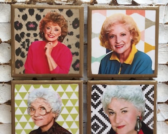 ¡POSAVASOS! Posavasos Golden Girls con fondos abstractos y ribete dorado.