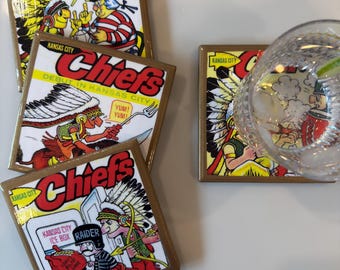 Könnte beinhalten: Vier quadratische Untersetzer mit Comic-Illustrationen im Vintage-Stil der Kansas City Chiefs. Jeder Untersetzer zeigt bunte Zeichentrickfiguren, den Text "Kansas City Chiefs" sowie spezifische Phrasen wie "Yes sir, one lump coming up!" und "Yum! Yum!"