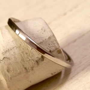 Gehämmerter Palladium Ring, ein dünnes elegantes Band aus Palladium für Männer und Frauen.