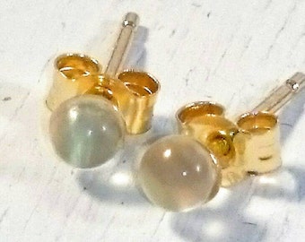 Gold stud Earrings with moonstone stones.