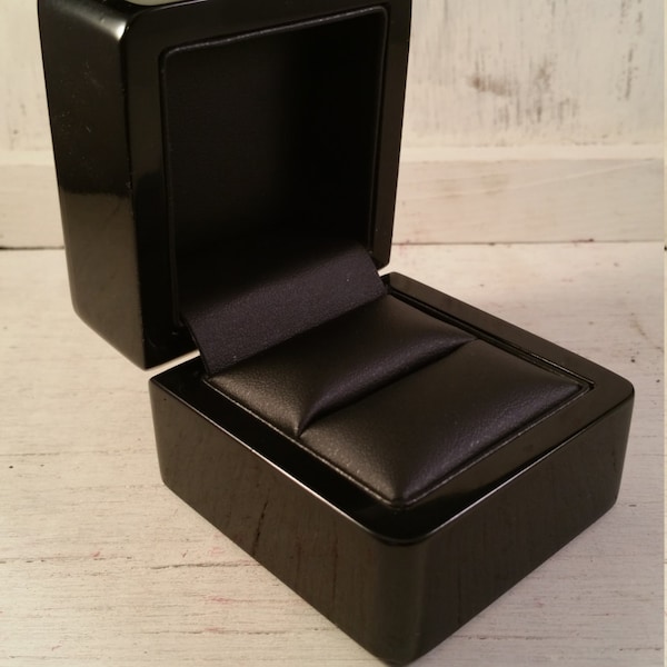 A beautiful Elegant Premium Glossy Ebony Single Ring Box