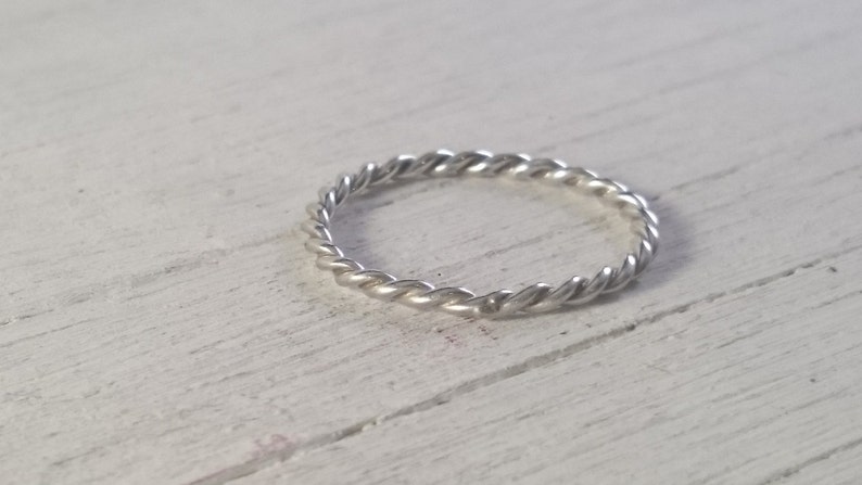 Anillo trenzado de plata de ley maciza. Anillo trenzado hecho a mano de Silver Wire. Plata completamente maciza sin materiales añadidos para hombres y mujeres imagen 2