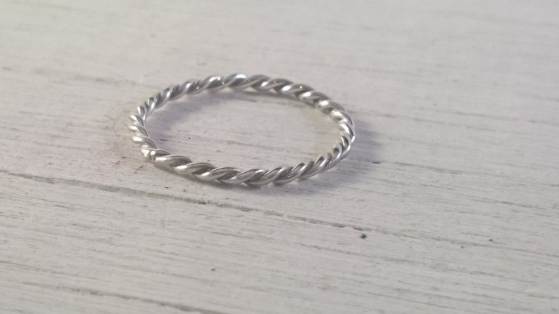 Anillo trenzado de plata de ley maciza. Anillo trenzado hecho a mano de Silver Wire. Plata completamente maciza sin materiales añadidos para hombres y mujeres imagen 3