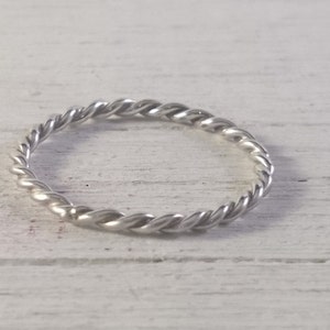 Anillo trenzado de plata de ley maciza. Anillo trenzado hecho a mano de Silver Wire. Plata completamente maciza sin materiales añadidos para hombres y mujeres imagen 1