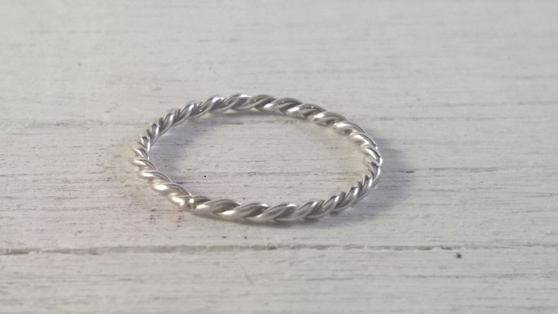 Anillo trenzado de plata de ley maciza. Anillo trenzado hecho a mano de Silver Wire. Plata completamente maciza sin materiales añadidos para hombres y mujeres imagen 1