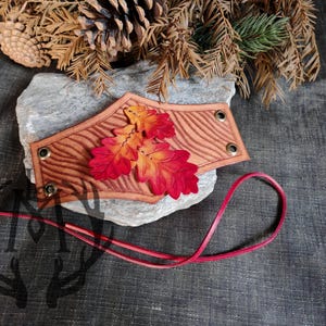 SET DI 2 - Bracciale in vero cuoio a fascia con Foglie di Quercia effetto Legno | Polsiera Fascia in cuoio | Elfo, Fata, LARP, Cosplay