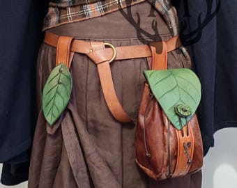 Set van leren tasje met bladmotief en rokclip | Boselven fantasie heuptasje | Keltisch cottagecore accessoire | Middeleeuws LARP kostuum
