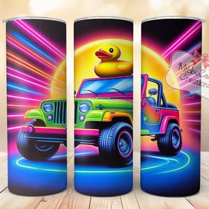 Könnte beinhalten: Drei Edelstahlbecher mit Neon-Design. Das Design zeigt einen Cartoon-Jeep mit einer Gummiente, vor dem Hintergrund von Neonlichtern und einer gelben Sonne. Jeder Becher fasst etwa 590 ml.