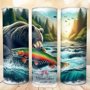 Emballage de gobelet de chasse à l'ours noir. Gobelet mince 20 oz sublimation design téléchargement numérique PNG, pêche, faune, scène de rivière, truite arc-en-ciel