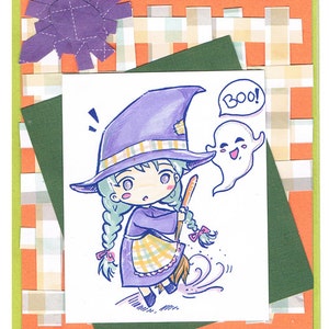 K&ouml;nnte beinhalten: Eine Cartoon-Illustration einer Hexe mit lila Haaren und einem lila Hut, die auf einem Besen fliegt. Die Hexe tr&auml;gt ein lila Kleid mit einem gelben und wei&szlig;en karierten Rock. Ein Geist mit einer Sprechblase, auf der "Boo!" steht, fliegt hinter der Hexe.