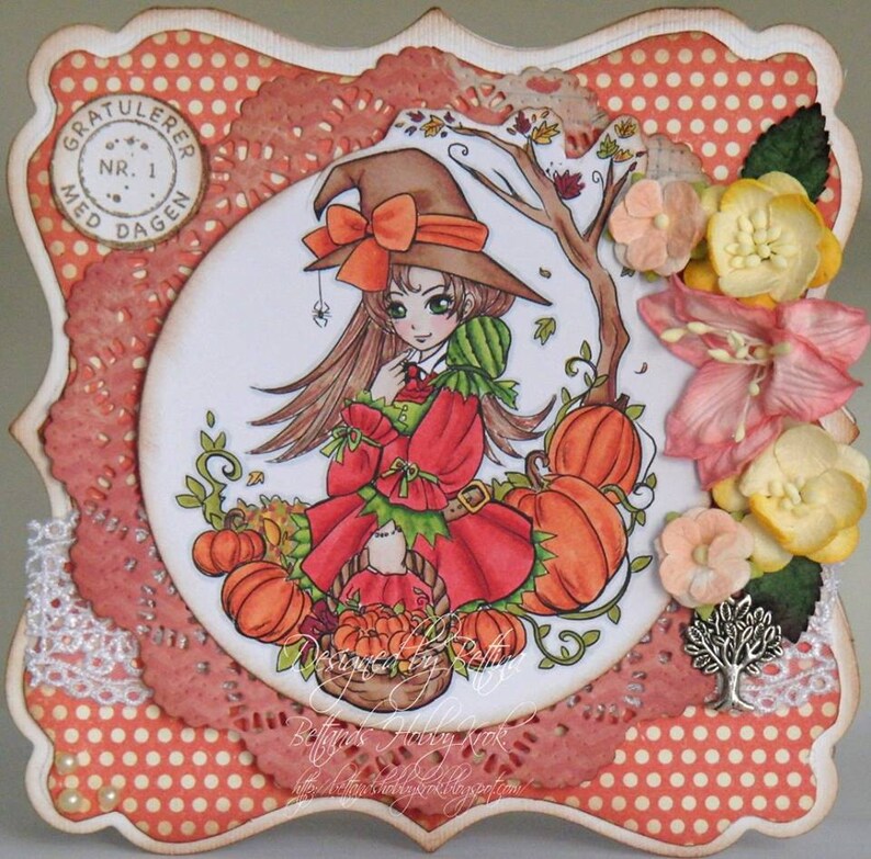 Puede incluir: Una tarjeta hecha a mano con una bruja con un vestido rojo y verde que sostiene una cesta de calabazas. La tarjeta tiene un fondo de lunares y un borde de encaje blanco. La tarjeta tambi&eacute;n presenta un peque&ntilde;o &aacute;rbol y flores.