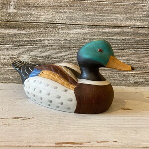 Decoratief beeldje eend, handgeschilderd porseleinen wilde eend, vintage eenddecor, boerderijdecor, inrichting landhuis