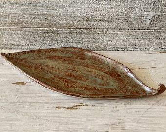 Keramikblattschale, Servierplatte in Blattform, rustikale Keramikschale, handgefertigtes Keramiktablett in Salbeigrün und Braun