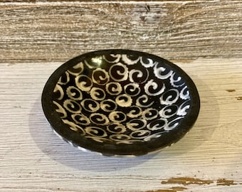 Small sea shell Jewelry dish, Trinket dish, Ring dish, Black clay with sliced sea shells inlay Jewelry Catchall, Decorative Nautical dish