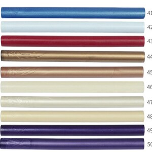 Puede incluir: Surtido de diez barras de lacre de varios colores, incluyendo azul, blanco, rojo, dorado, cobre, marfil, crema y morado. Cada barra est&aacute; etiquetada con un n&uacute;mero del 41 al 50.