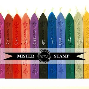 Puede incluir: Diez barras de cera de diferentes colores para sellar sobres o cartas. Las barras est&aacute;n numeradas del 1 al 10 y tienen un dise&ntilde;o de flor de lis. El texto "Mister Stamp" est&aacute; impreso en una cinta negra.