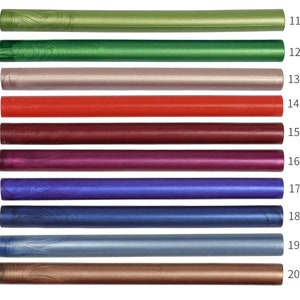 Puede incluir: Surtido de 10 barras de lacre de varios colores, incluyendo verde, rojo, morado, azul y cobre. Las barras est&aacute;n dispuestas verticalmente y numeradas del 11 al 20.