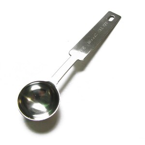 Puede incluir: Una cuchara medidora de plata con un cuenco redondeado y un mango largo. El mango tiene el texto "1/2 TSP" impreso en &eacute;l.
