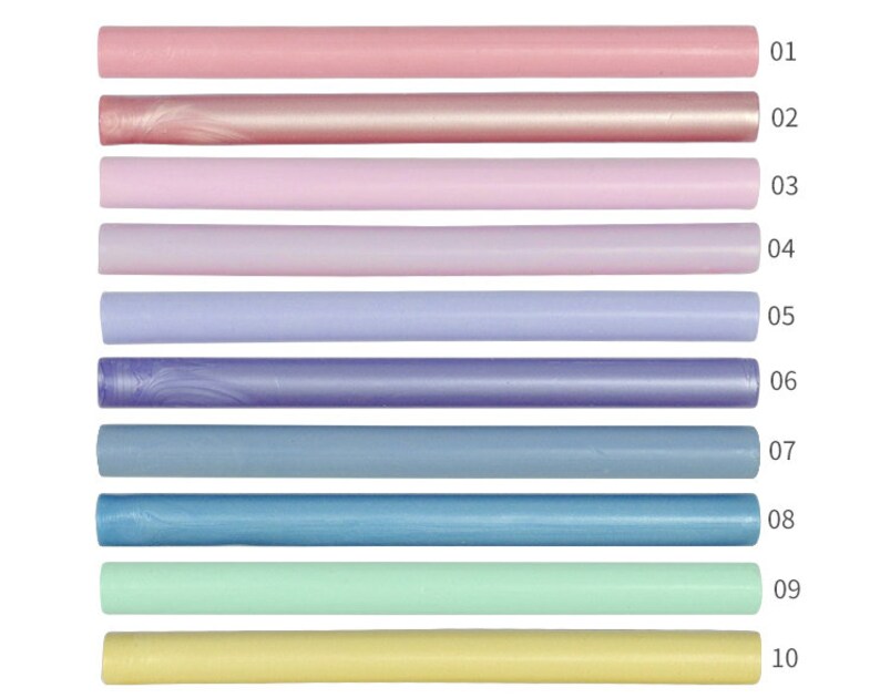 Puede incluir: Diez barras de cera de sellado de diferentes colores, numeradas del 01 al 10. Los colores son rosa, oro rosa, rosa claro, lavanda, morado claro, morado, azul claro, azul, verde menta y amarillo.