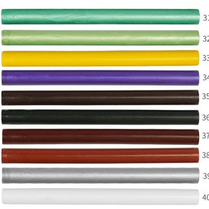 Puede incluir: Surtido de diez barras de lacre de varios colores, incluyendo verde, amarillo, morado, marr&oacute;n, negro, rojo, plateado y blanco. Las barras est&aacute;n numeradas del 31 al 40.