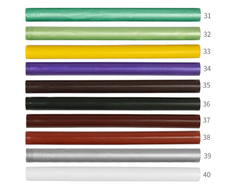 Puede incluir: Surtido de diez barras de lacre de varios colores, incluyendo verde, amarillo, morado, marr&oacute;n, negro, rojo, plateado y blanco. Las barras est&aacute;n numeradas del 31 al 40.