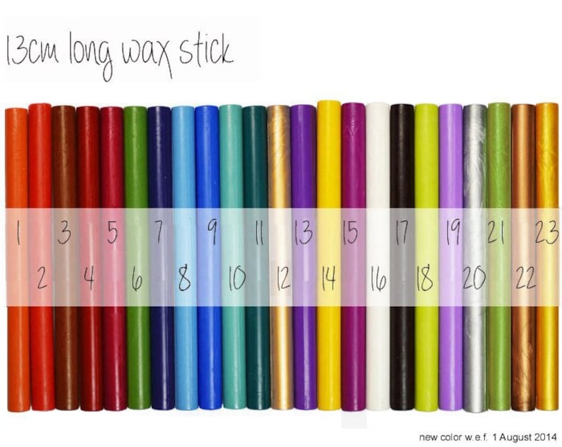 Puede incluir: Veintitr&eacute;s barras de cera de 13 cm de largo en varios colores, incluidos rojo, verde, azul, morado, amarillo y dorado. Las barras est&aacute;n numeradas del 1 al 23.