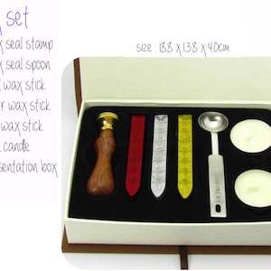 Puede incluir: Un juego de caja de madera para sellar cera, que contiene un sello de cera, una cuchara de cera, una barra de cera dorada, una barra de cera plateada, una barra de cera roja, dos velas de t&eacute; y una caja de presentaci&oacute;n. La caja mide 18,8 cm x 13,8 cm x 4 cm.
