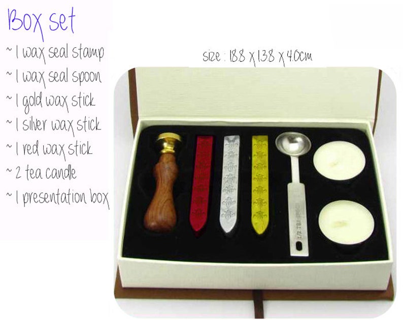 Puede incluir: Un juego de caja de madera para sellar cera, que contiene un sello de cera, una cuchara de cera, una barra de cera dorada, una barra de cera plateada, una barra de cera roja, dos velas de t&eacute; y una caja de presentaci&oacute;n. La caja mide 18,8 cm x 13,8 cm x 4 cm.