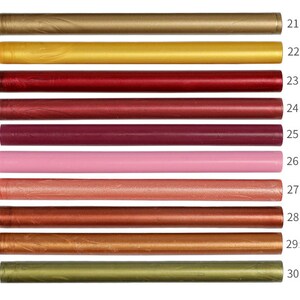 Puede incluir: Diez barras de lacre de varios colores, incluyendo oro, rojo, burdeos, rosa, cobre y verde. Las barras est&aacute;n numeradas del 21 al 30.