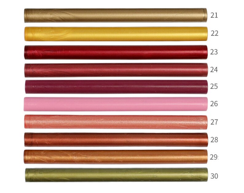 Puede incluir: Diez barras de lacre de varios colores, incluyendo oro, rojo, burdeos, rosa, cobre y verde. Las barras est&aacute;n numeradas del 21 al 30.