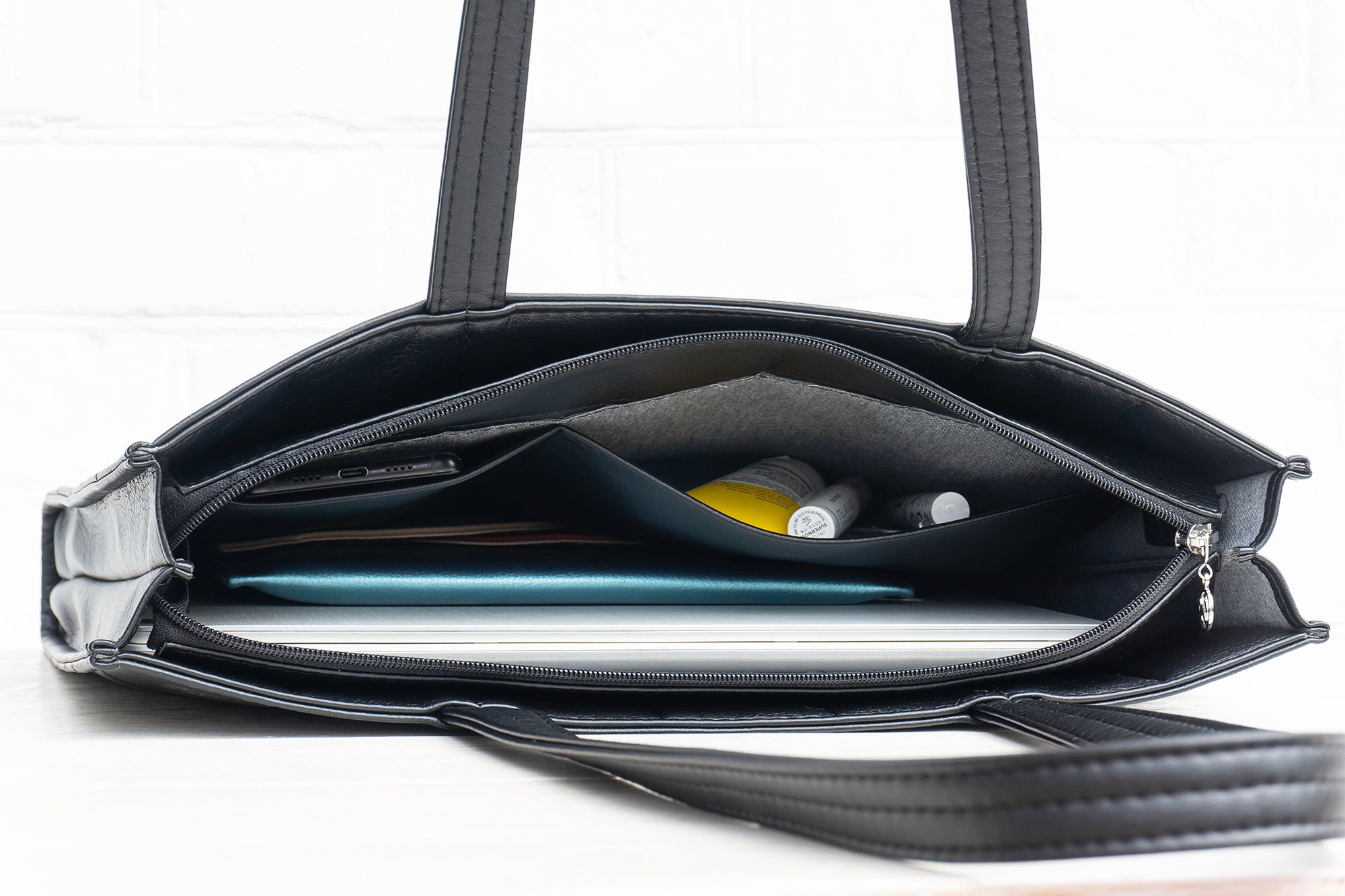 HANDSHAKE Vegan Leather 15.6 InchLaptop Bag Casual Look Trendy