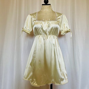 De Marilyn-jurk: satijnen babydolljurk: lintdetail