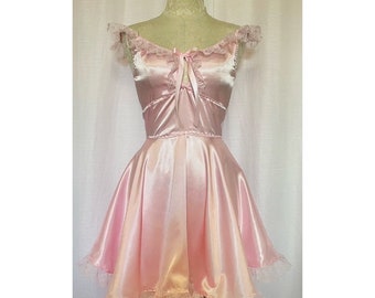 Robe Kathryn en rose - nuisette rose à volants et épaules dénudées